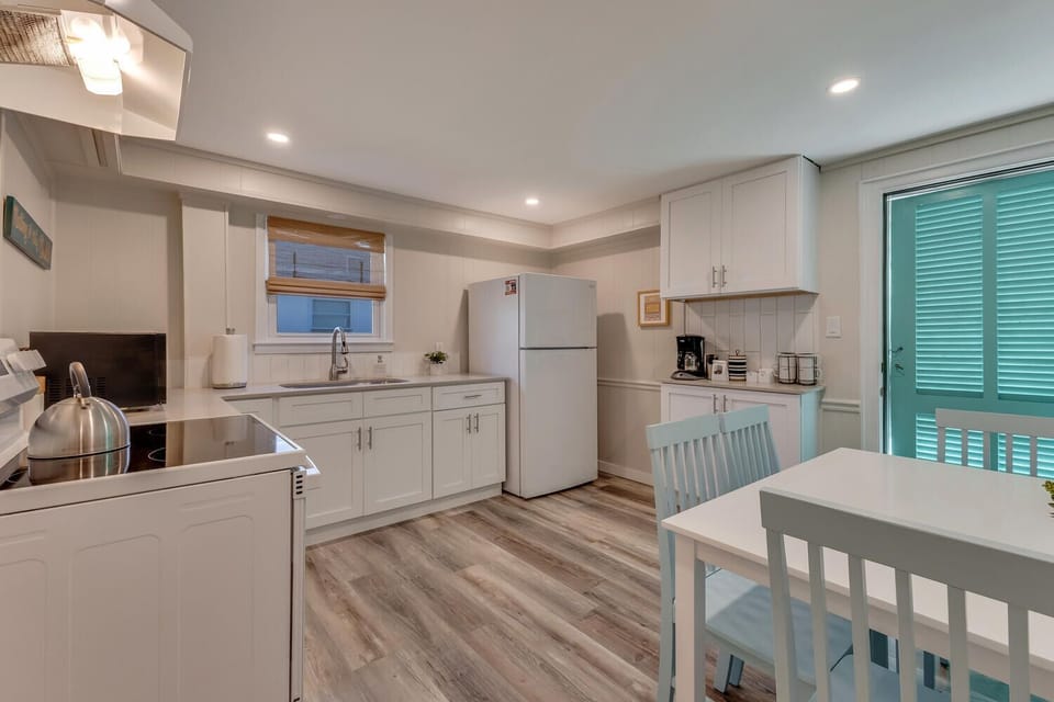 Spacious kitchen and eating area