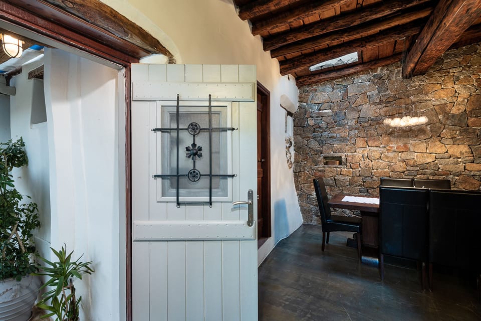 The indoor dinning area has direct acesss to the terrace.