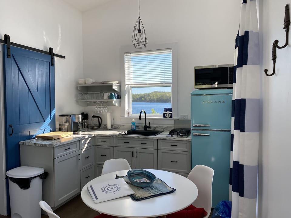Full kitchen with propane cook top, Keurig K-Supreme+, retro fridge and more! 