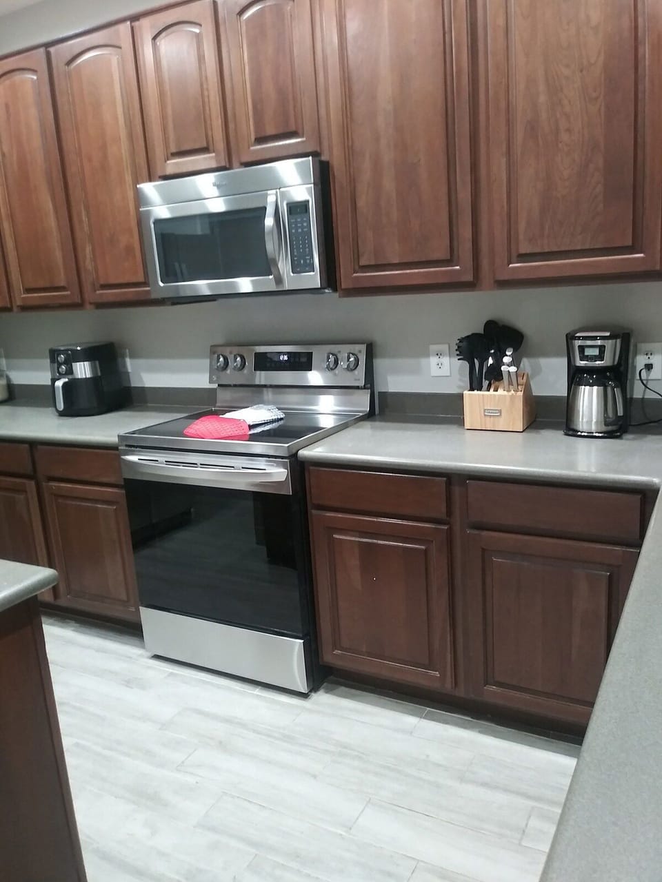 LG electric range with air fry and convection option. Villa Verde welcome the home chef!