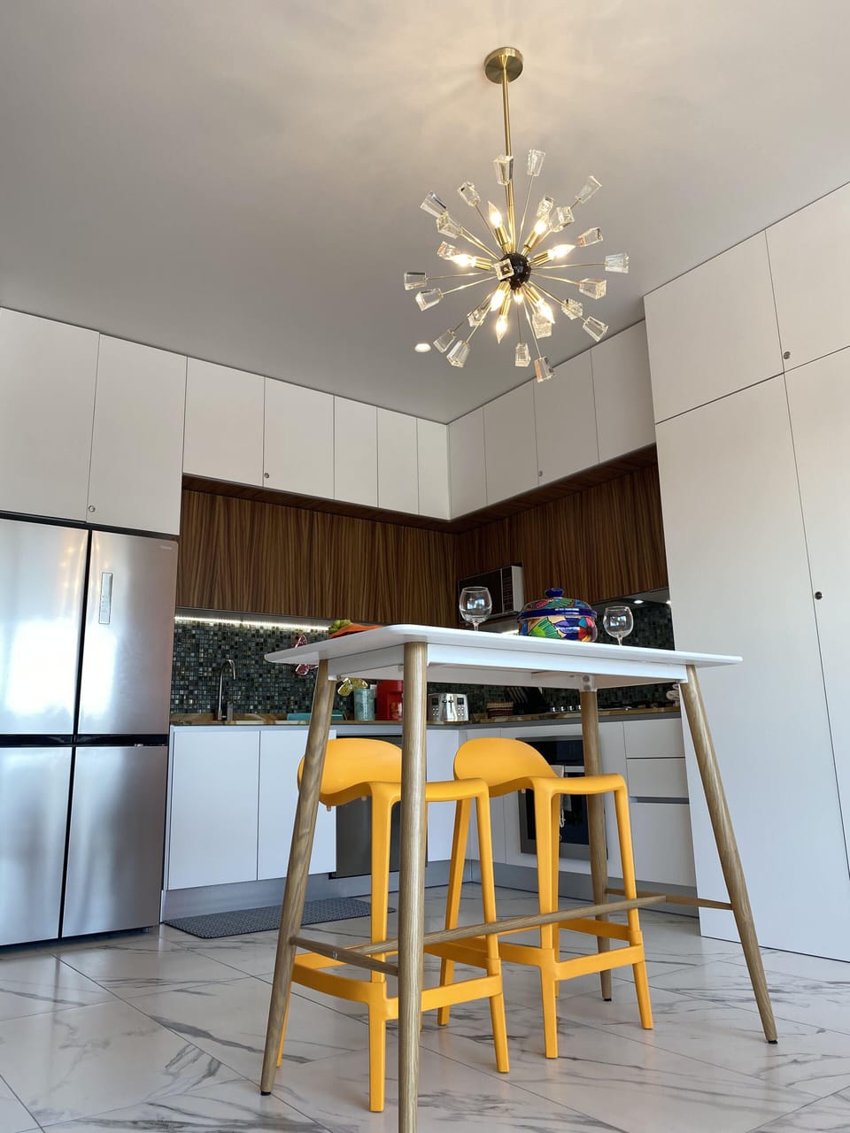 Counter with comfortable stools to enjoy the views!
