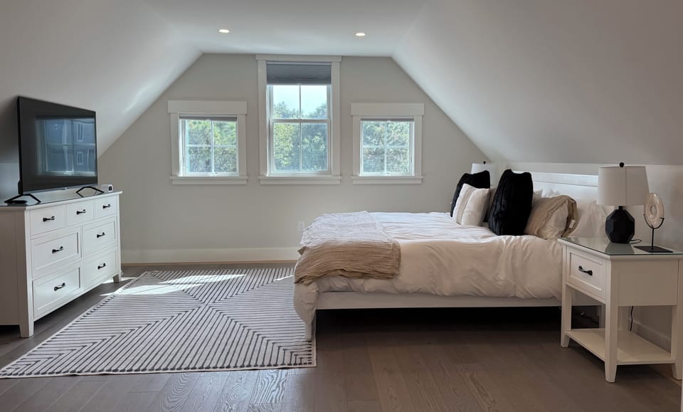 Guest house king bedroom