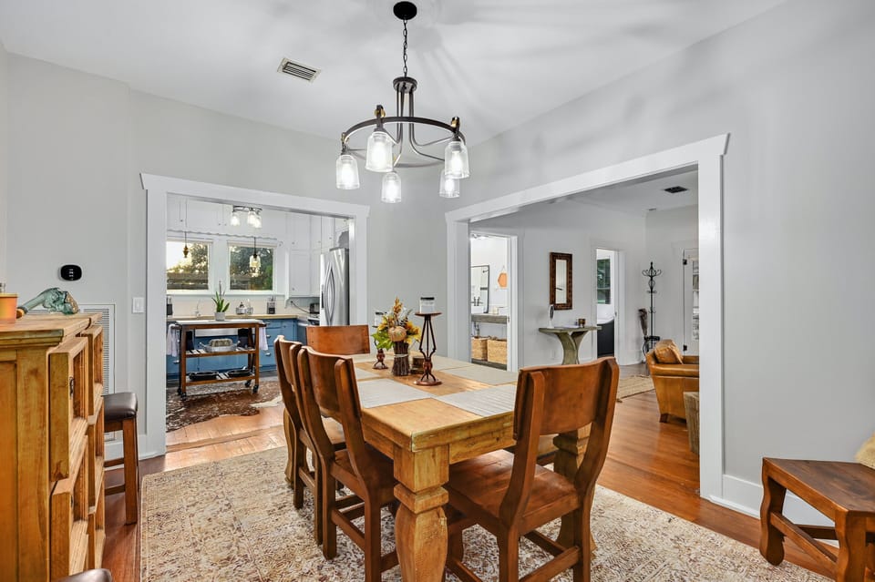 Open floor plan. Dining 