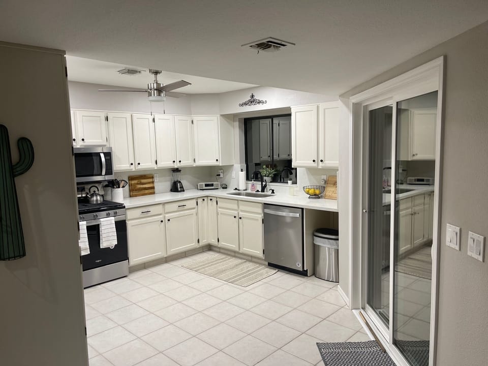 Large kitchen fully equipped. 