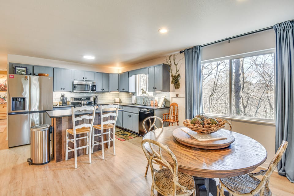 Dining Area | Dishware/Flatware Provided | High Chair