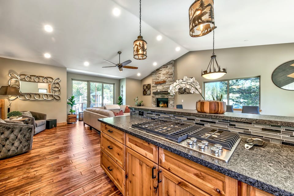Luxury Lake Tahoe Spacious Great room with Modern Kitchen , Dinning table and open bar seating Fire Place! Perfect for that family and friends getaway