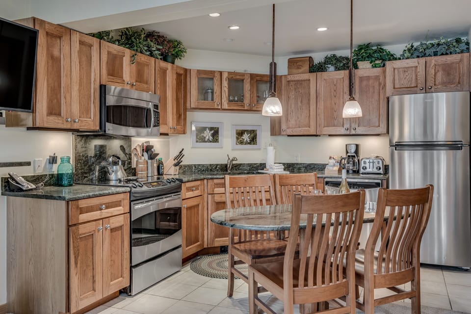 Full kitchen with dining table