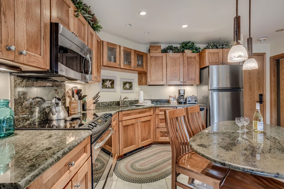 Full kitchen with dining table