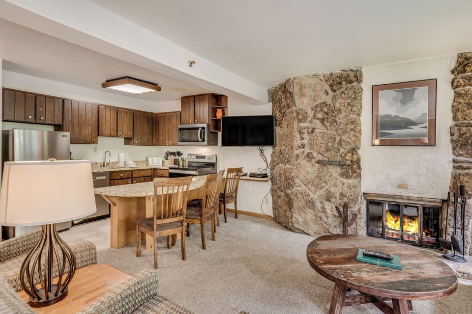 Full kitchen off of living room