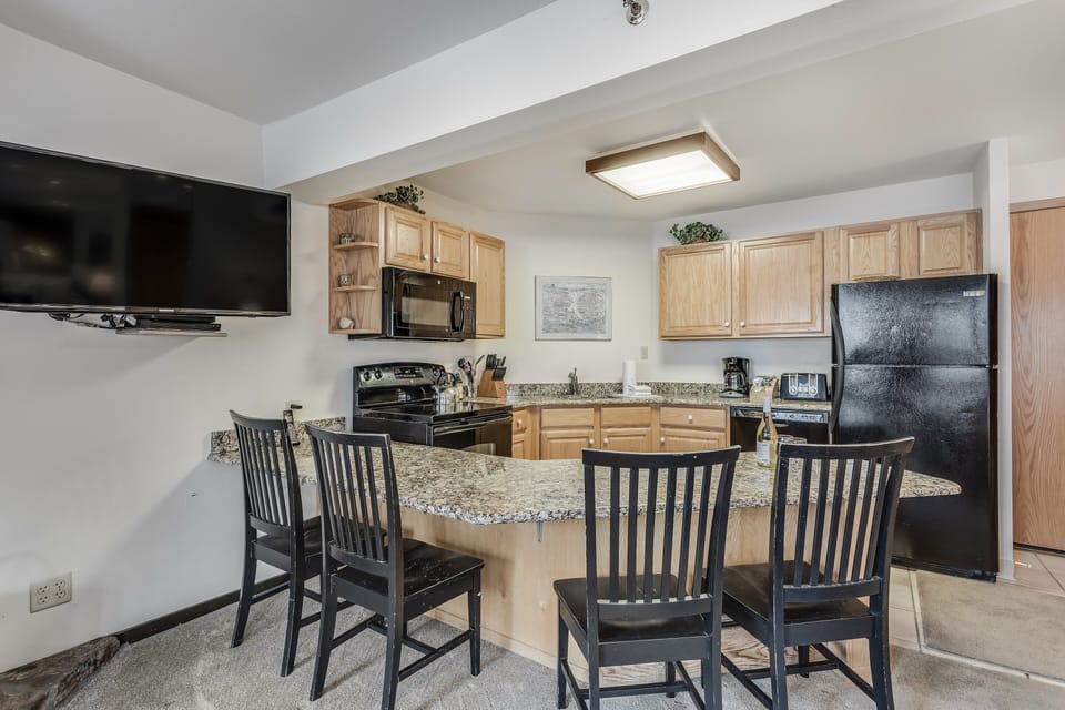 Full kitchen with counter seating