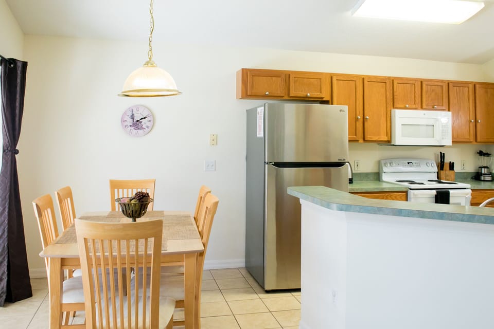 Breakfast area with breakfast bar 