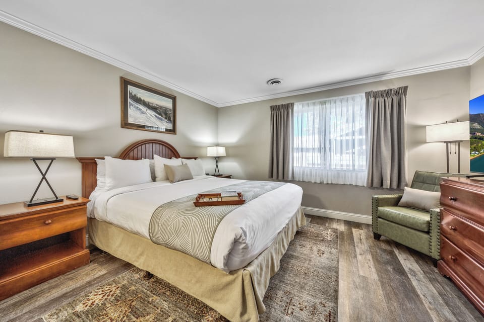 Unit with 1 King bed. Exact unit will be assigned upon arrival. Views, colors, and decor may vary.