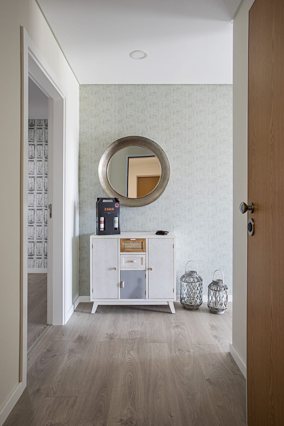 Holiday apartment with 2 bedrooms and two bathrooms, equipped kitchen, wi-fi and cable channels. Has access to a shared swimming pool and a parking space for 1 car. 
