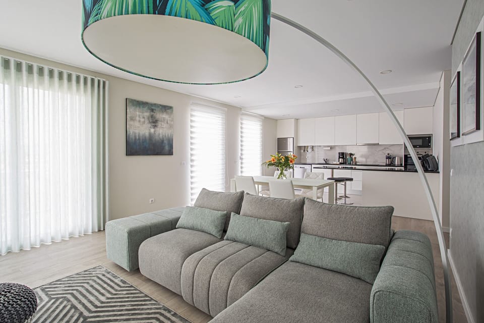 Holiday apartment with 2 bedrooms and two bathrooms, equipped kitchen, wi-fi and cable channels. Has access to a shared swimming pool and a parking space for 1 car. 
