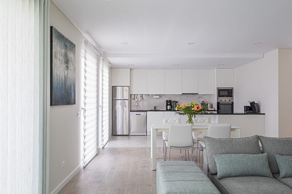 Holiday apartment with 2 bedrooms and two bathrooms, equipped kitchen, wi-fi and cable channels. Has access to a shared swimming pool and a parking space for 1 car. 
