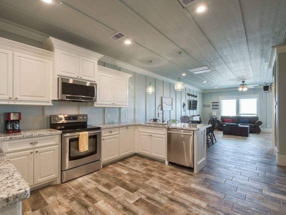 Beautiful spacious kitchen, equipped with everything you need for meal prep away from home!
