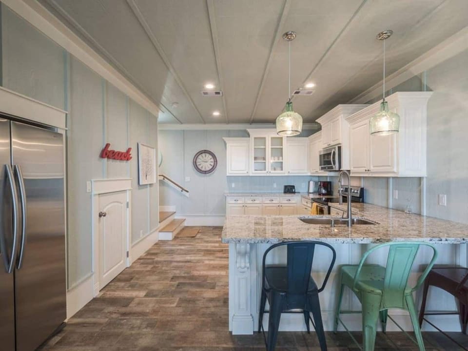 Breakfast bar for additional seating along the lovely granite counter