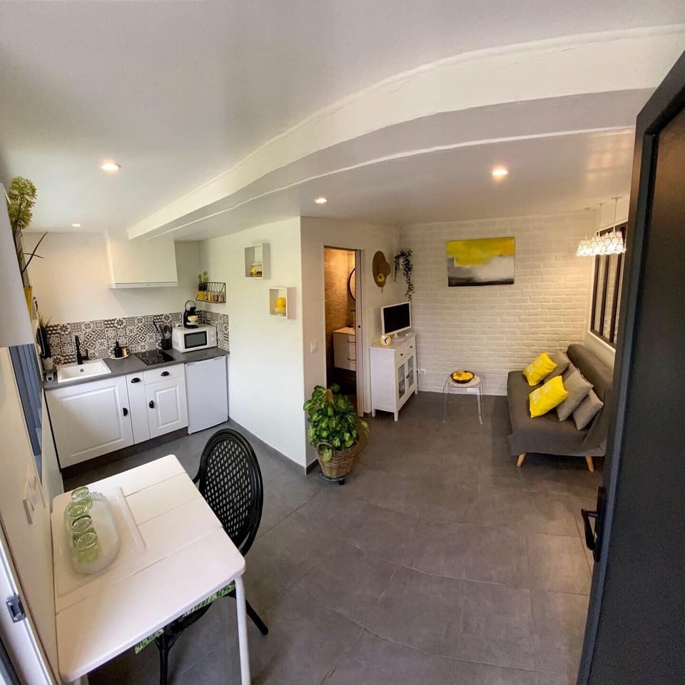 Studio 25m2, Indépendant Avec Terrasse , a 50 Mètres de la mer Apartment in Agde
