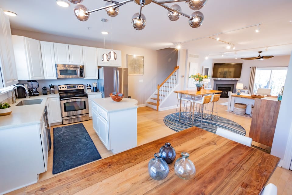 Dining Area 2 to Kitchen