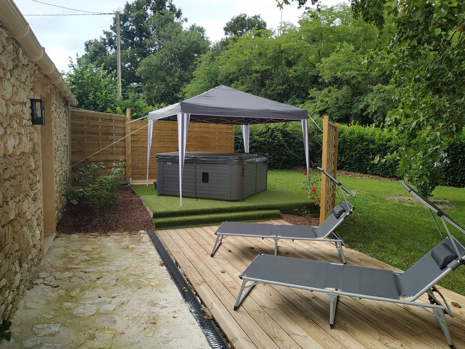 Outdoor spa tub