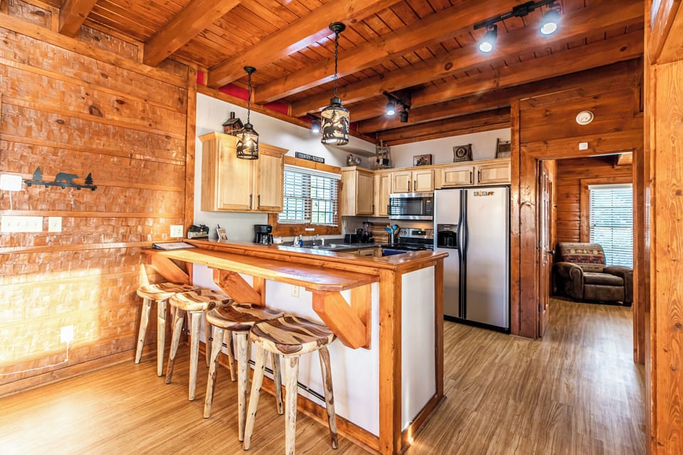 Tastefully decorated kitchen with 4 counter stools for extra seatings