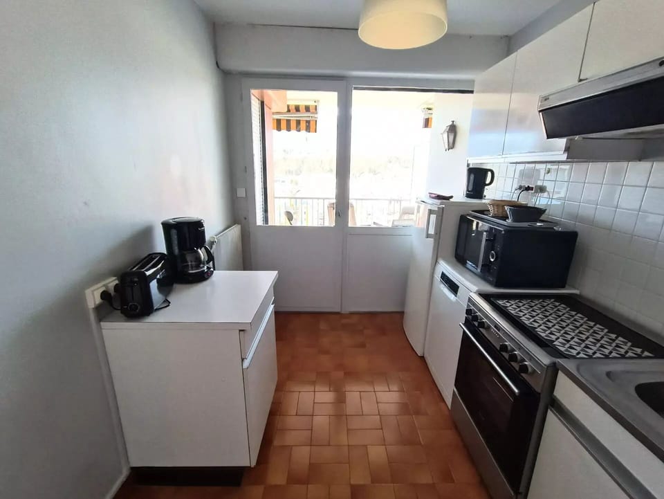 Microwave, dishwasher, coffee/tea maker, electric kettle