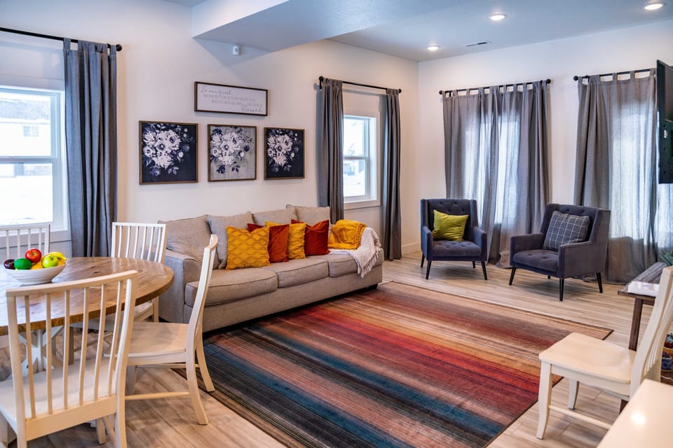 Living room (couch is a pull out bed) 