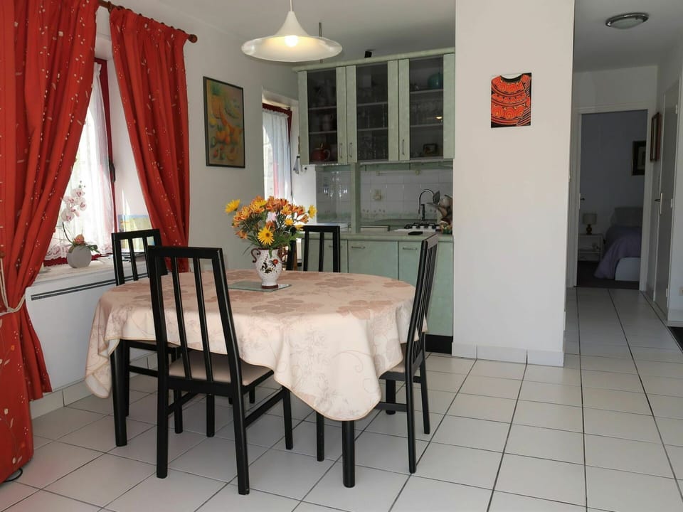 Flower, Table, Furniture, Property, Plant, Flooring, Wood, Interior Design, Chair, Decoration