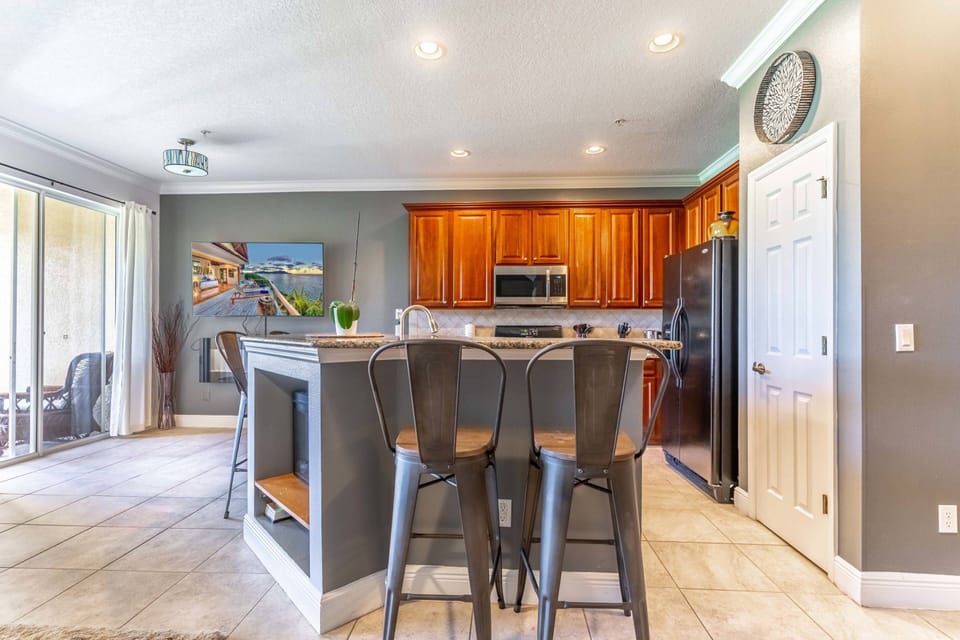 Breakfast Bar Seating for Four Guests