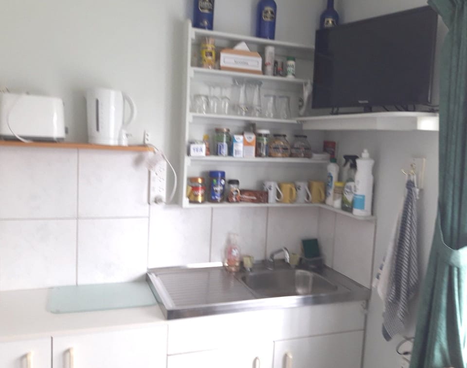 Kitchenette, flatscreen TV