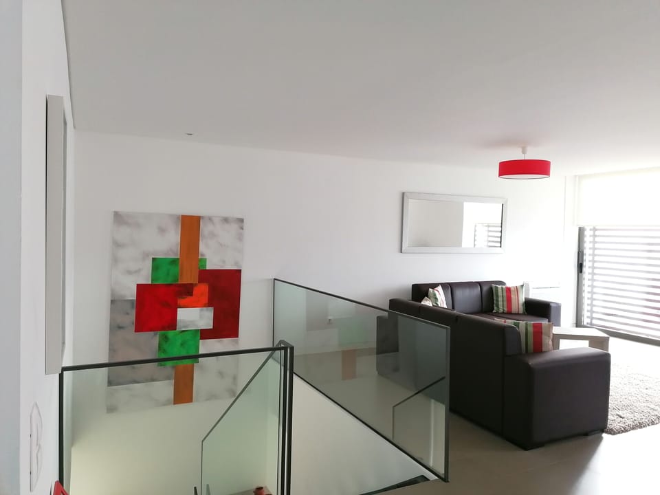 Sala e escadas piso inferior