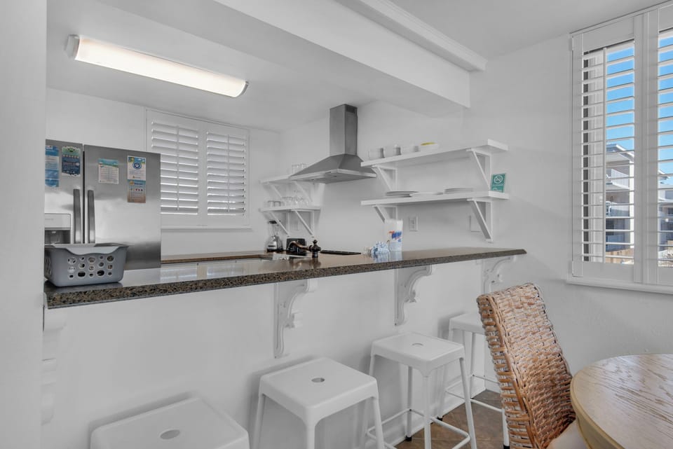 Eat-in bar seating