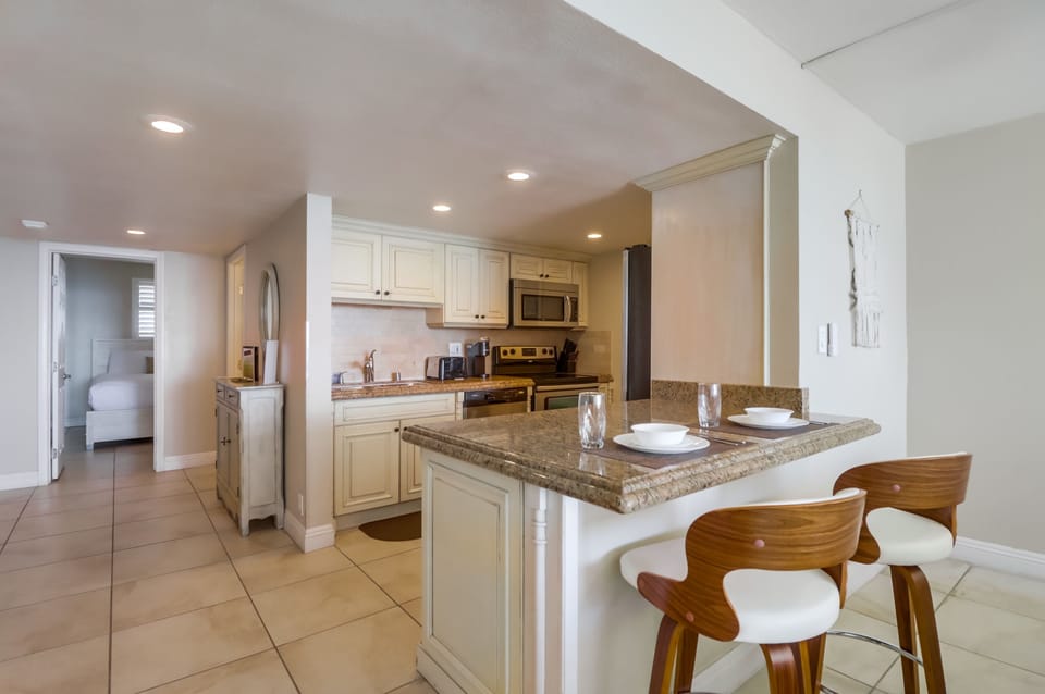 Open, California-style kitchen and dining with all you need for meals at home!
