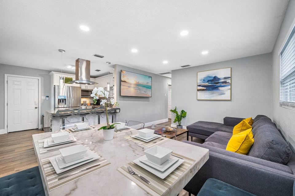 Share amazing stories with family and friends while having great meals in this lovely dining area! This is the best time to catch up! Inquire now!