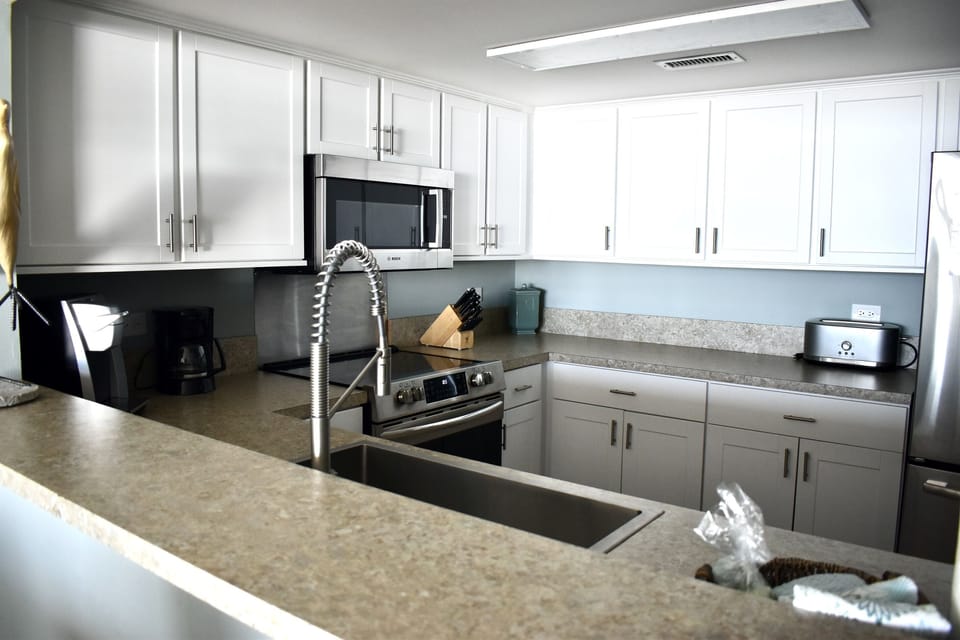 Smooth Surface Stove, Lots of Cabinets