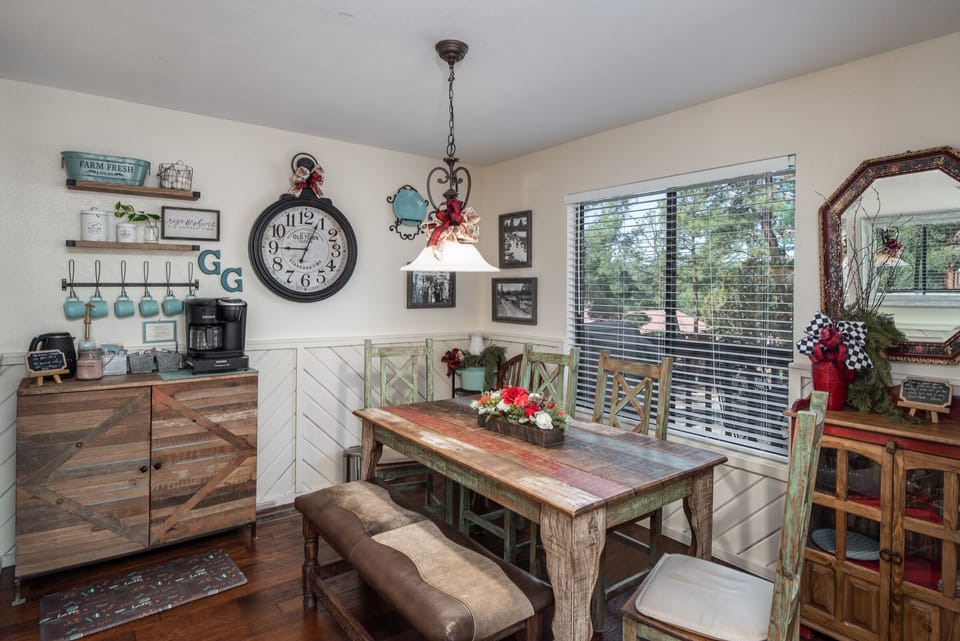 Dining table for 6, an adorable coffee bar, and lots of amenities.