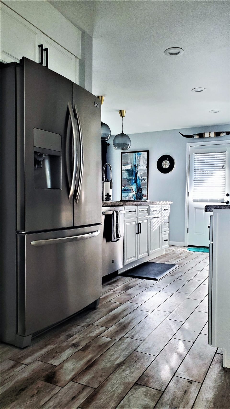 Kitchen w/ refrigerator, microwave, cooktop/oven, blender, toaster, coffee maker