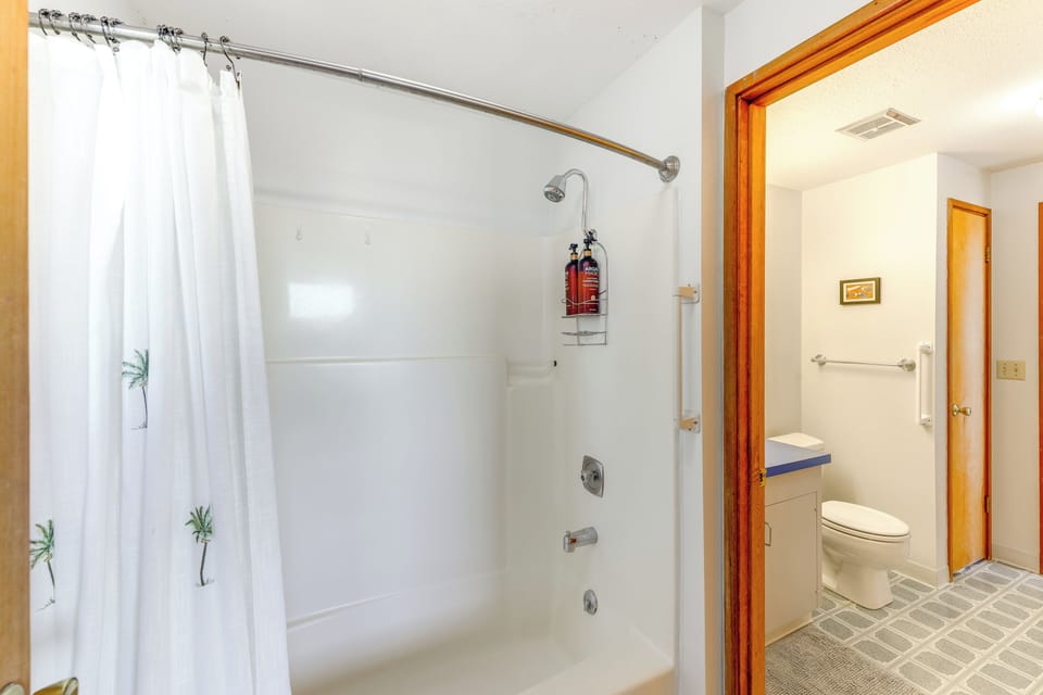 Full Bathroom | Towels Provided | Complimentary Toiletries