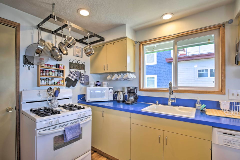Fully Equipped Kitchen | Cooking Basics & Spices | Blender | Toaster Oven
