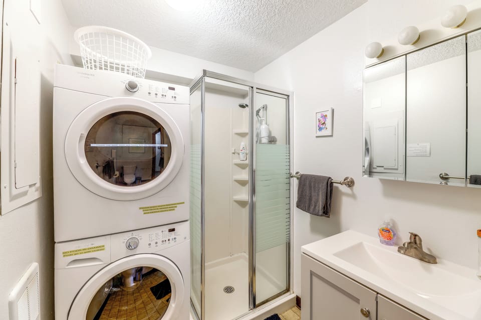 Full Bathroom | In-Home Washer & Dryer