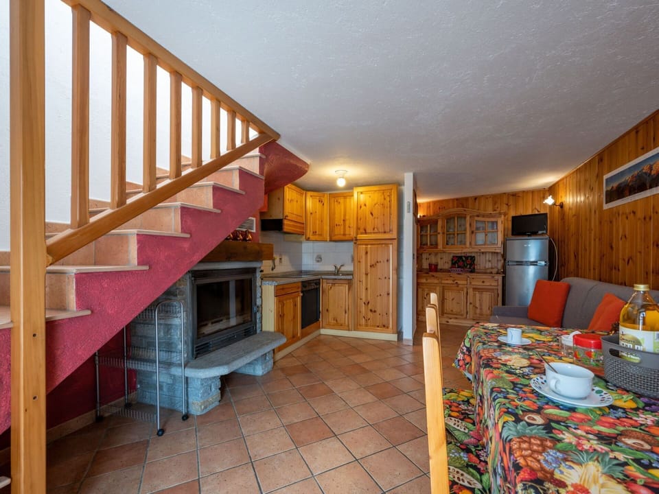 Property, Table, Building, Picture Frame, Stairs, Interior Design, Wood, House, Architecture, Floor