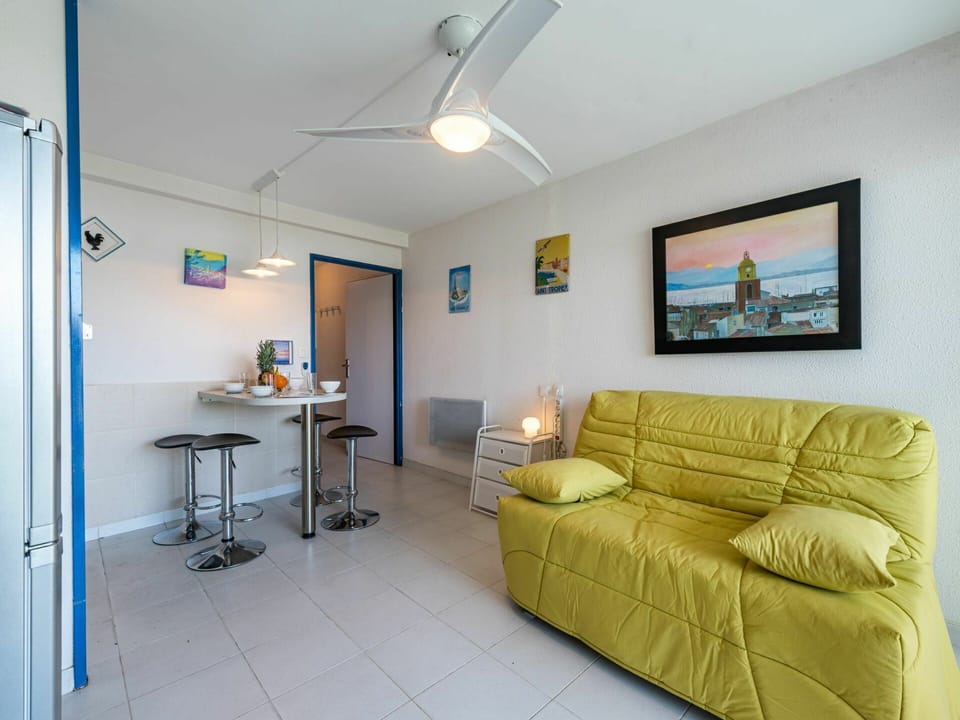 Table, Furniture, Property, Couch, Lighting, Picture Frame, Building, Comfort, Interior Design, Studio Couch
