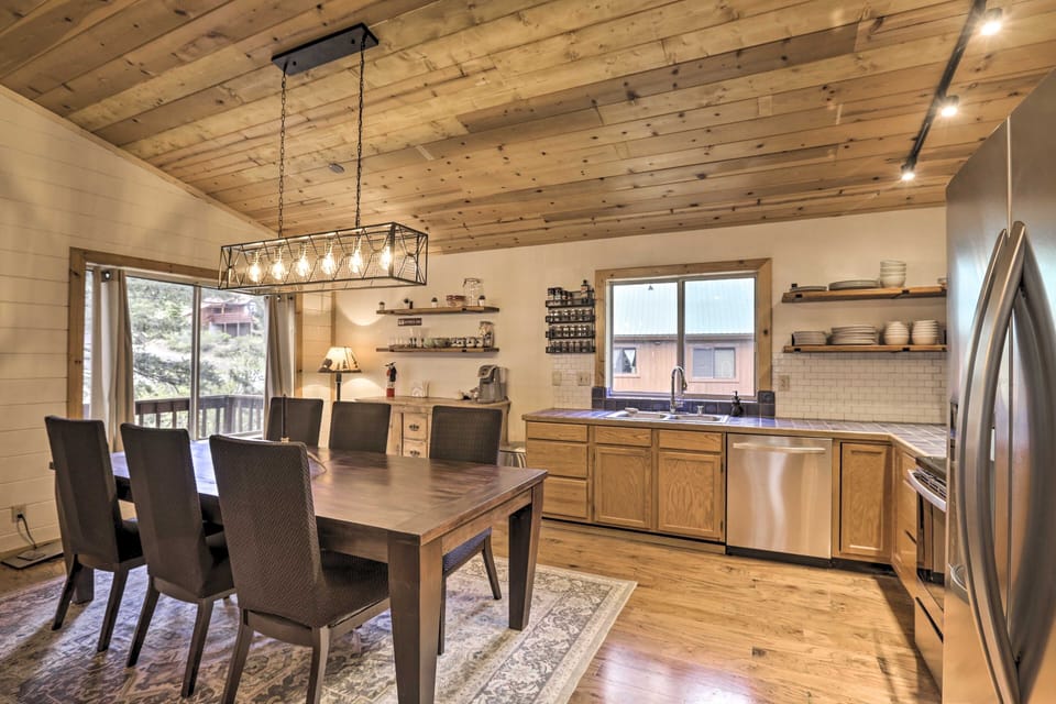 Dining Area | Dishware/Flatware | Free WiFi