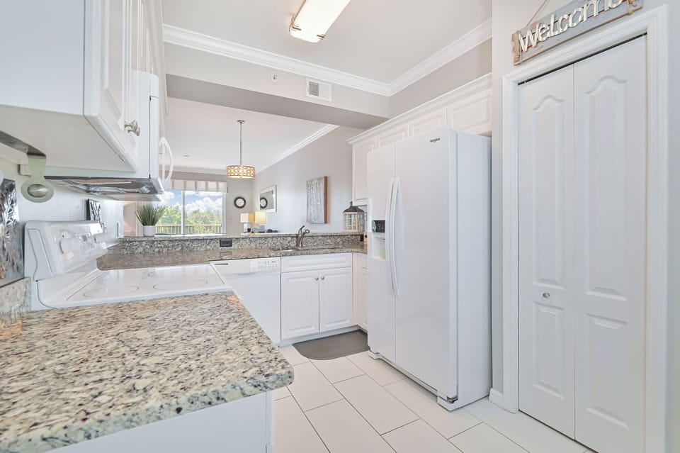 OC235 new - Fully equipped kitchen with granite counter tops and a breakfast nook