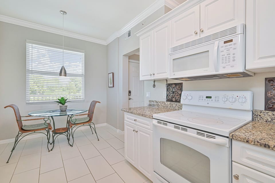 OC235 new - Fully equipped kitchen with granite counter tops and a breakfast nook