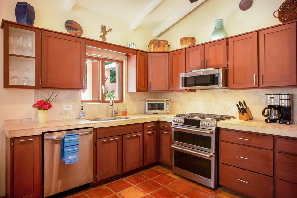 Kitchen (angle 2)