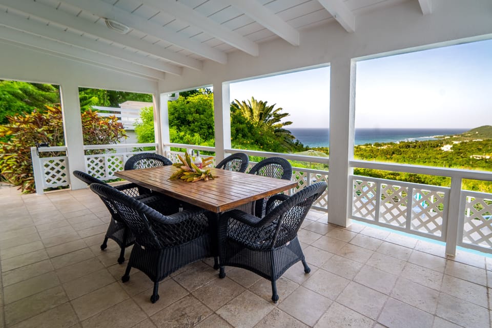 Outdoor Dining Area - seats 6