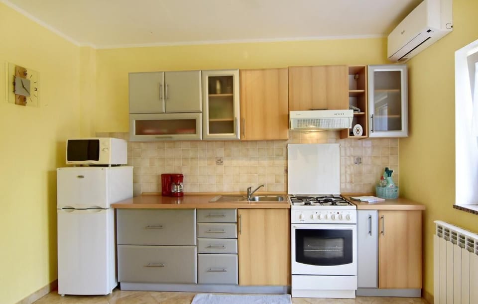 The kitchen equipped with an oven, refrigerator, microwave, stove