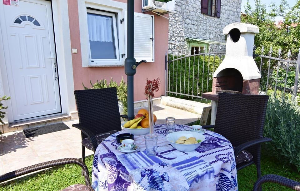 The terrace at the entrance of the apartment with garden table and chairs