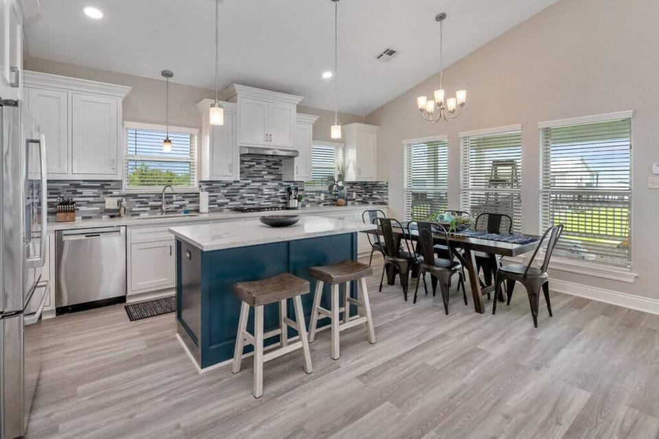 Kitchen/Dining (2)